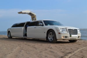 Лимузин Chrysler 300C белый
